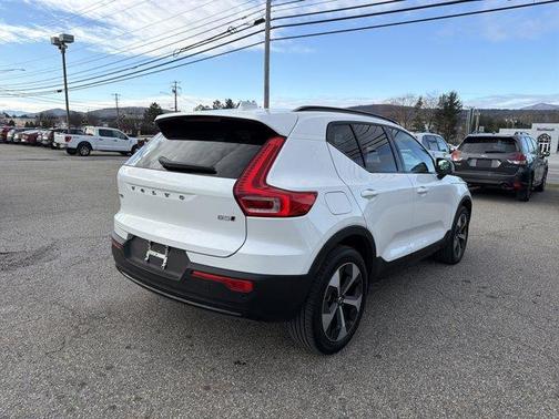 2025 Volvo XC40 B5 Plus Dark Theme
