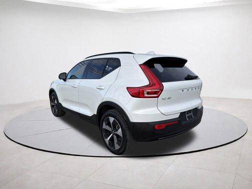 2025 Volvo XC40 B5 Plus Dark Theme