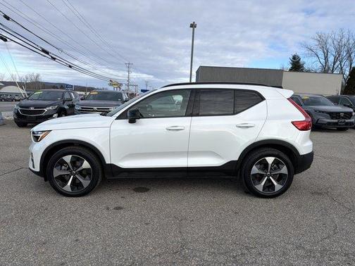 2025 Volvo XC40 B5 Plus Dark Theme