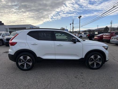 2025 Volvo XC40 B5 Plus Dark Theme