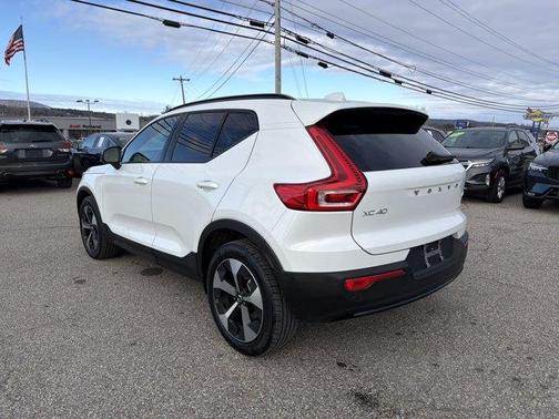 2025 Volvo XC40 B5 Plus Dark Theme