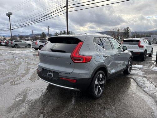 2025 Volvo XC40 B5 Plus Bright Theme