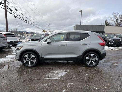 2025 Volvo XC40 B5 Plus Bright Theme