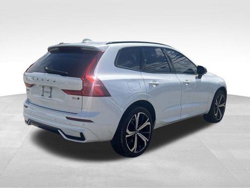 2022 Volvo XC60 B6 R-Design