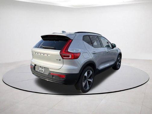2025 Volvo XC40 B5 Plus Dark Theme