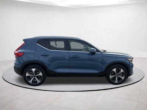 2025 Volvo XC40 B5 Plus Bright Theme