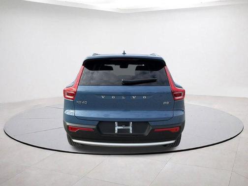 2025 Volvo XC40 B5 Plus Bright Theme