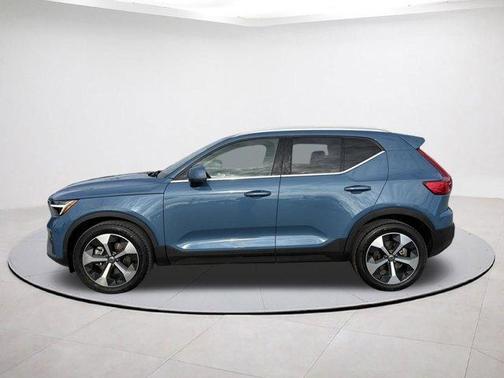 2025 Volvo XC40 B5 Plus Bright Theme