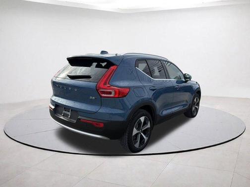 2025 Volvo XC40 B5 Plus Bright Theme