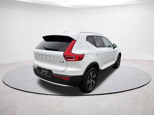 2025 Volvo XC40 B5 Core Bright Theme