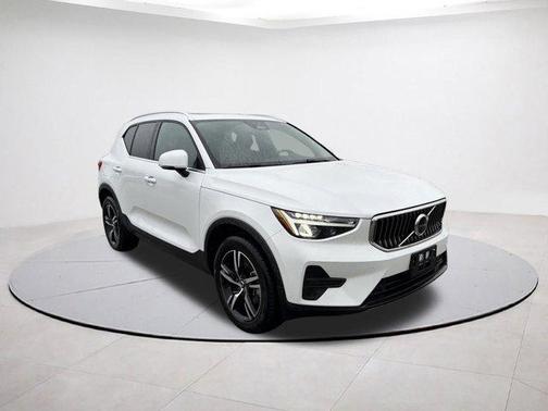 2025 Volvo XC40 B5 Core Bright Theme