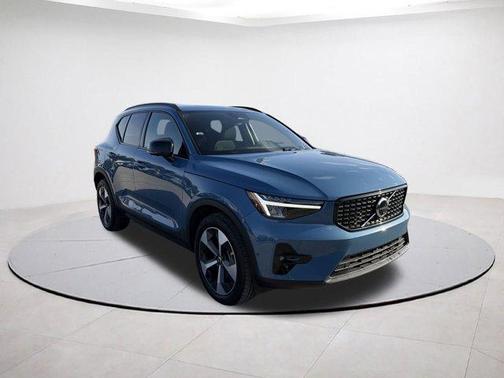 2025 Volvo XC40 B5 Plus Dark Theme