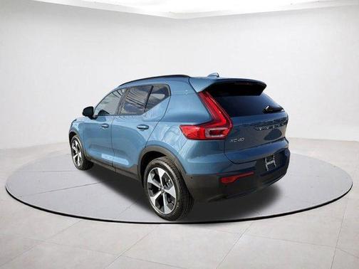 2025 Volvo XC40 B5 Plus Dark Theme