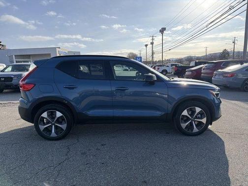 2025 Volvo XC40 B5 Plus Dark Theme