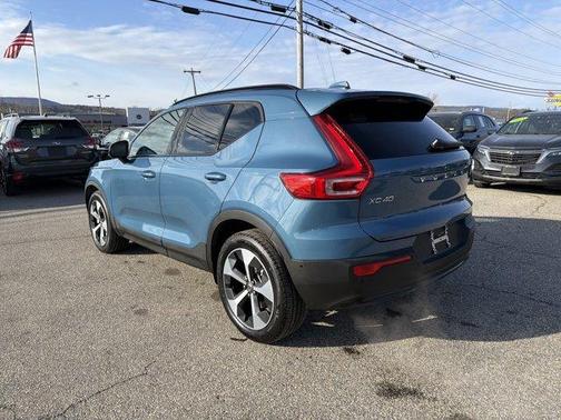 2025 Volvo XC40 B5 Plus Dark Theme