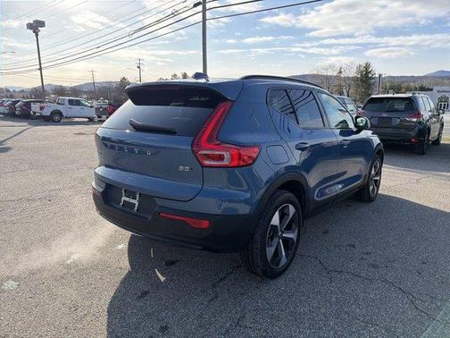 2025 Volvo XC40 B5 Plus Dark Theme
