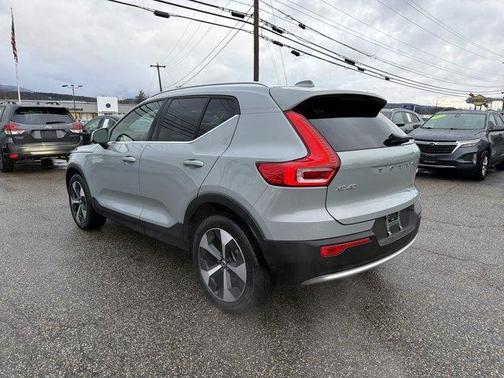 2025 Volvo XC40 B5 Plus Bright Theme