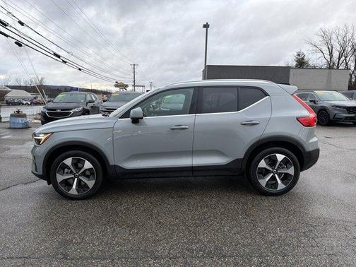 2025 Volvo XC40 B5 Plus Bright Theme