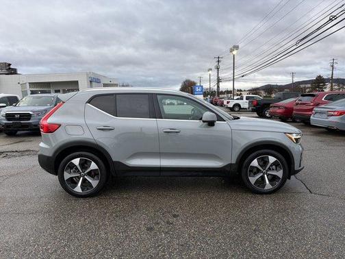 2025 Volvo XC40 B5 Plus Bright Theme