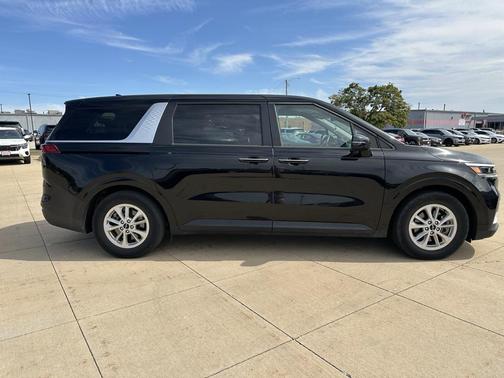2023 Kia Carnival LX