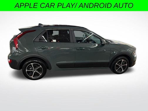 Cityscape Green 2025 Kia Niro EX