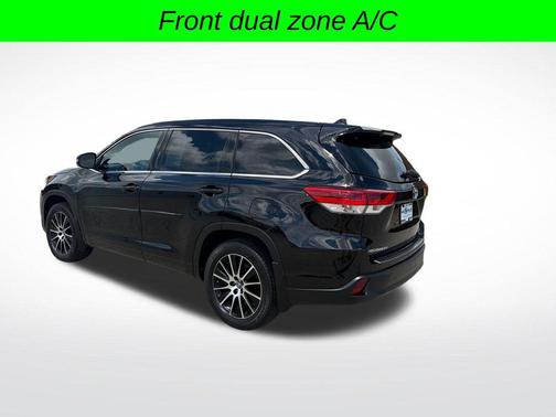 Midnight Black Metallic 2018 Toyota Highlander SE
