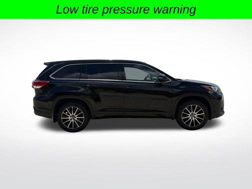 Midnight Black Metallic 2018 Toyota Highlander SE