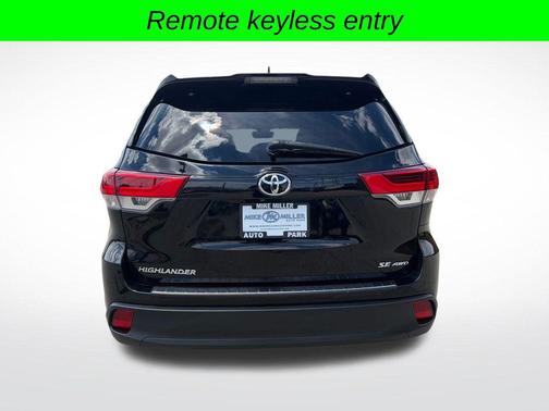 Midnight Black Metallic 2018 Toyota Highlander SE