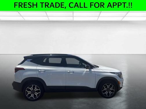 Clear White/Black Roof 2022 Kia Seltos SX Turbo