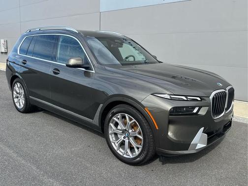 Manhattan Green Metallic 2026 BMW X7 xDrive40i