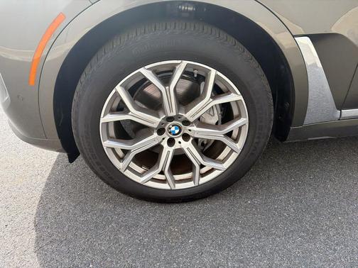 Manhattan Green Metallic 2026 BMW X7 xDrive40i