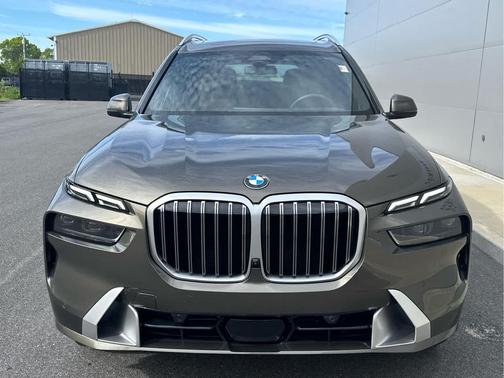 Manhattan Green Metallic 2026 BMW X7 xDrive40i