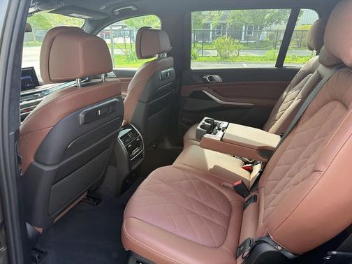 Manhattan Green Metallic 2026 BMW X7 xDrive40i