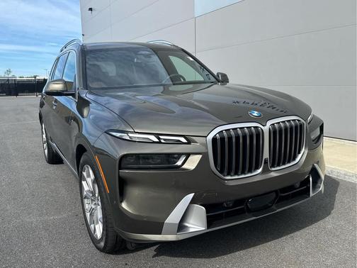 Manhattan Green Metallic 2026 BMW X7 xDrive40i
