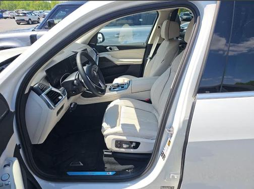 Mineral White Metallic 2026 BMW X7 xDrive40i