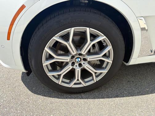 Mineral White Metallic 2026 BMW X7 xDrive40i