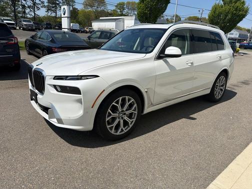 Mineral White Metallic 2026 BMW X7 xDrive40i