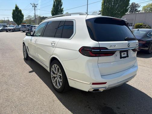 Mineral White Metallic 2026 BMW X7 xDrive40i