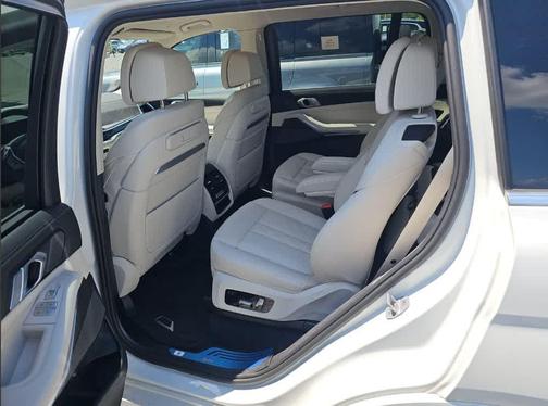 Mineral White Metallic 2026 BMW X7 xDrive40i