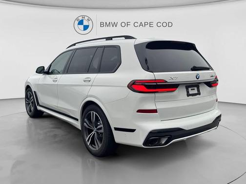 Alpine White 2027 BMW X7 xDrive40i