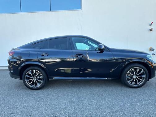Carbon Black Metallic 2022 BMW X6 xDrive40i