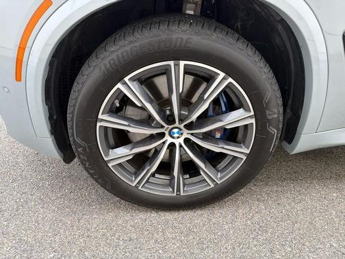 Brooklyn Grey Metallic 2026 BMW X5 M60i