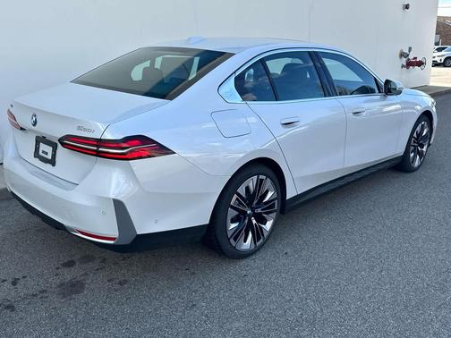 Mineral White Metallic 2026 BMW 530 xDrive