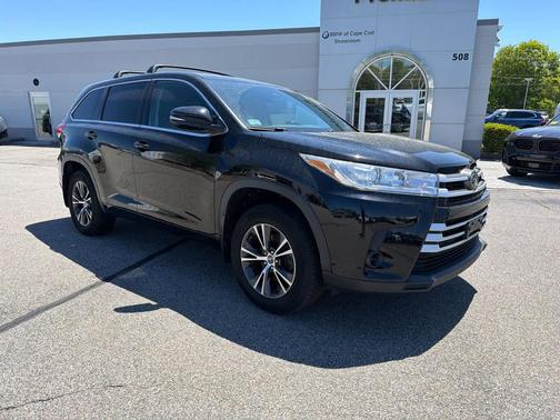Midnight Black Metallic 2018 Toyota Highlander LE