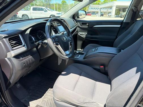 Midnight Black Metallic 2018 Toyota Highlander LE