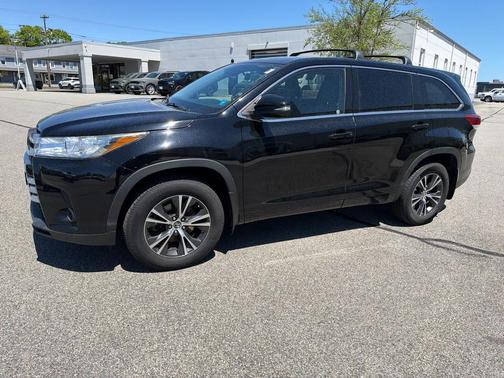 Midnight Black Metallic 2018 Toyota Highlander LE