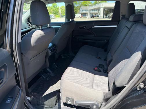 Midnight Black Metallic 2018 Toyota Highlander LE