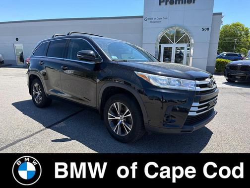 Midnight Black Metallic 2018 Toyota Highlander LE