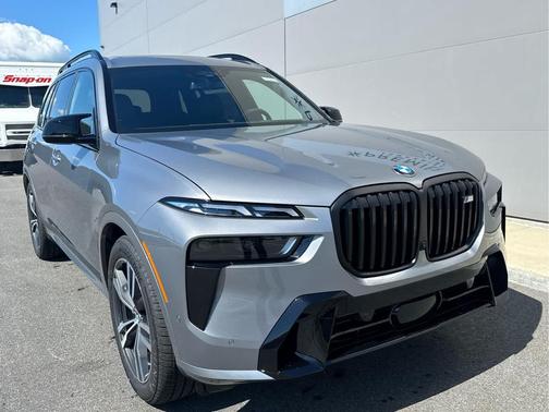 Skyscraper Grey Metallic 2027 BMW X7 M60i