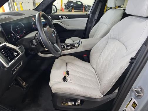 Brooklyn Grey Metallic 2026 BMW X7 xDrive40i